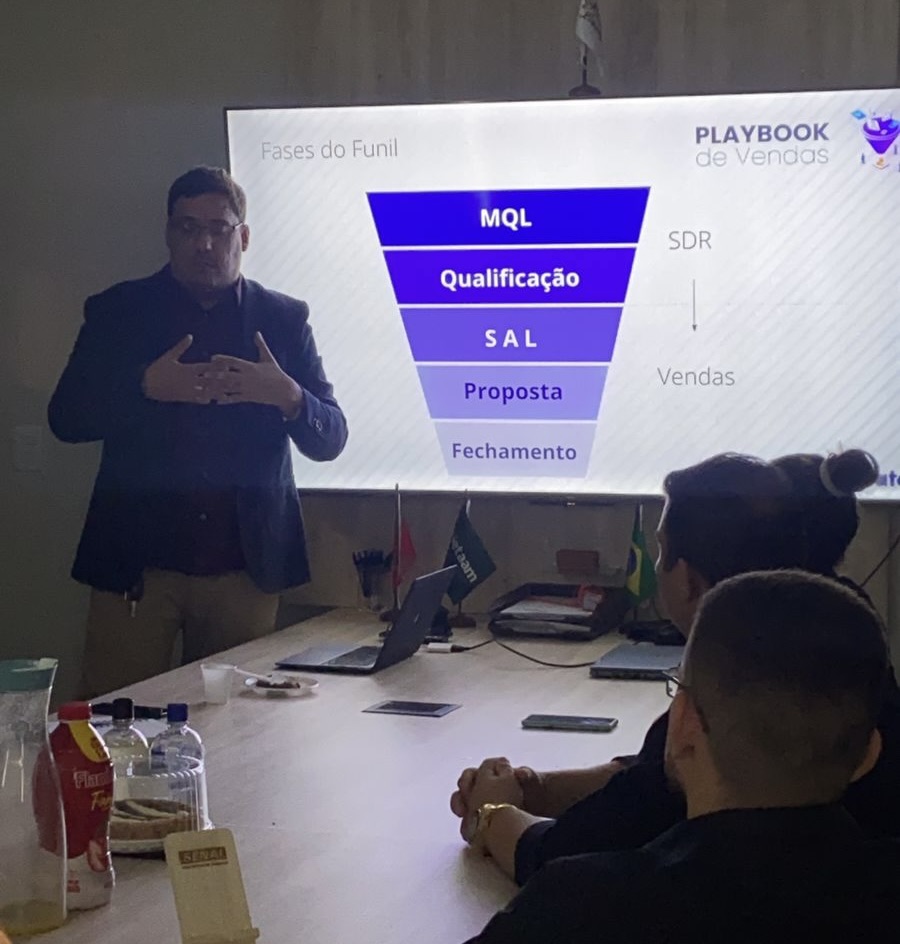 Reinaldo Valente em treinamento de playbook de vendas