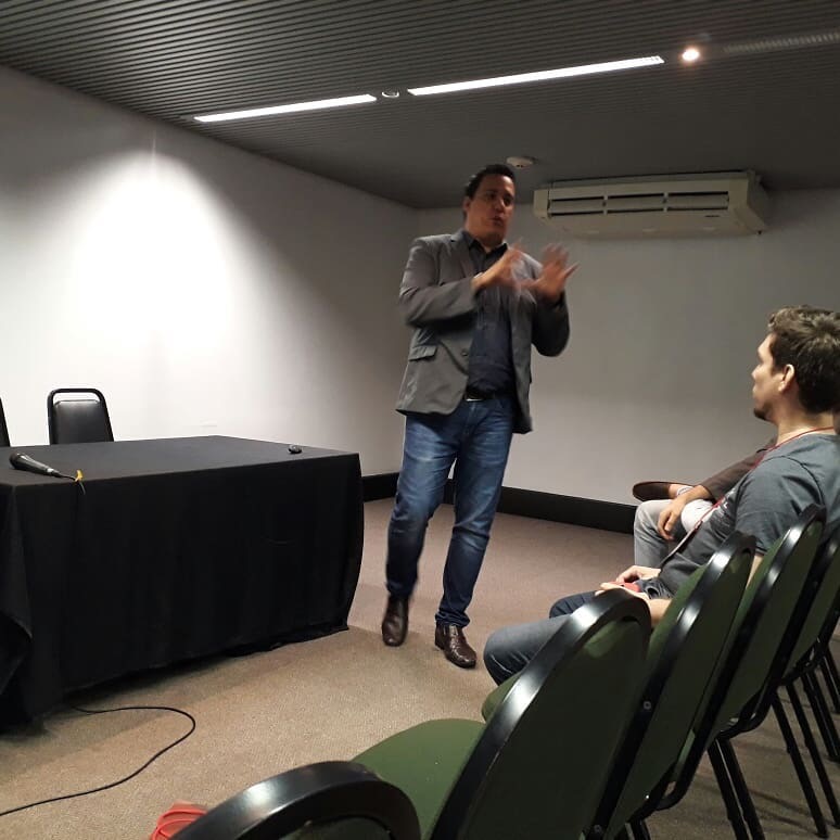 Reinaldo Valente em palestra sobre vendas