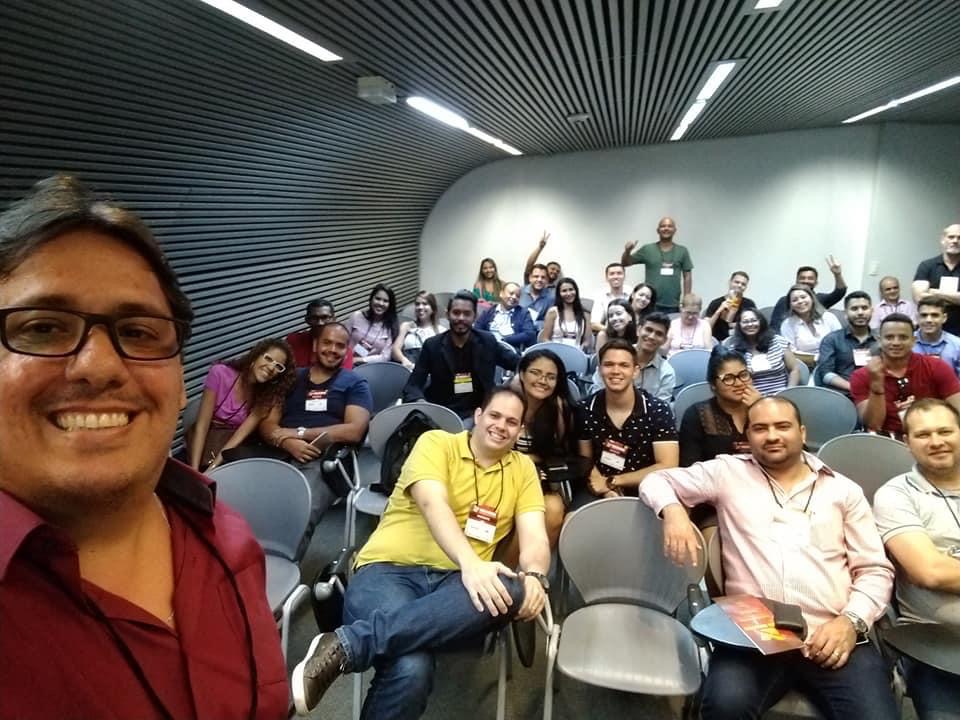 Reinaldo Valente com turma de alunos em evento