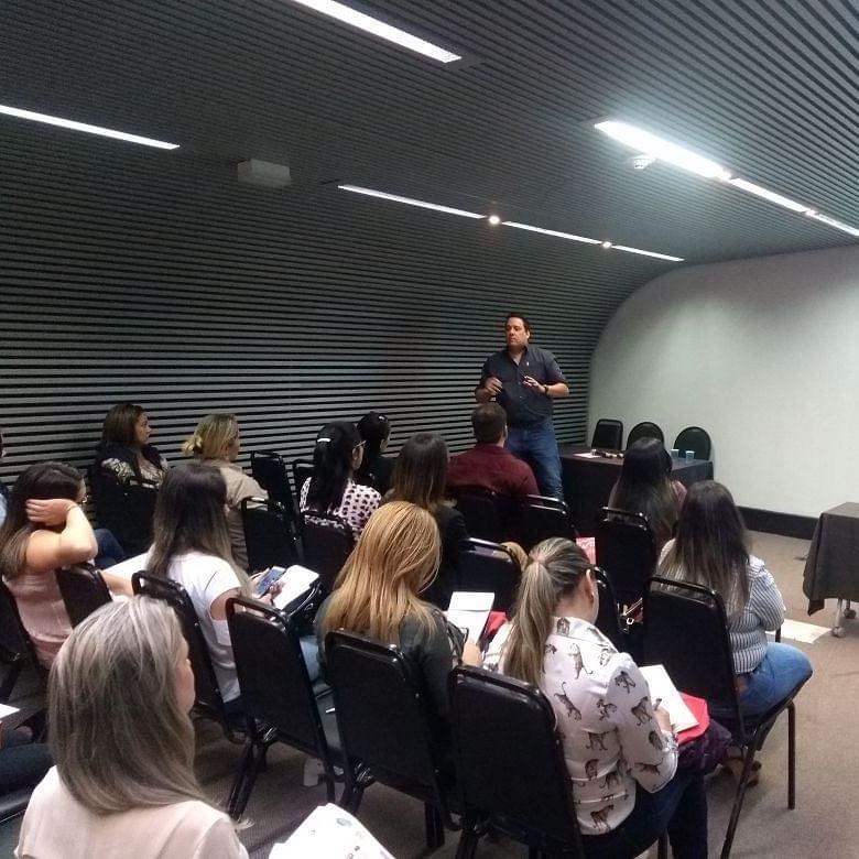 Reinaldo Valente palestrando para grupo em treinamento