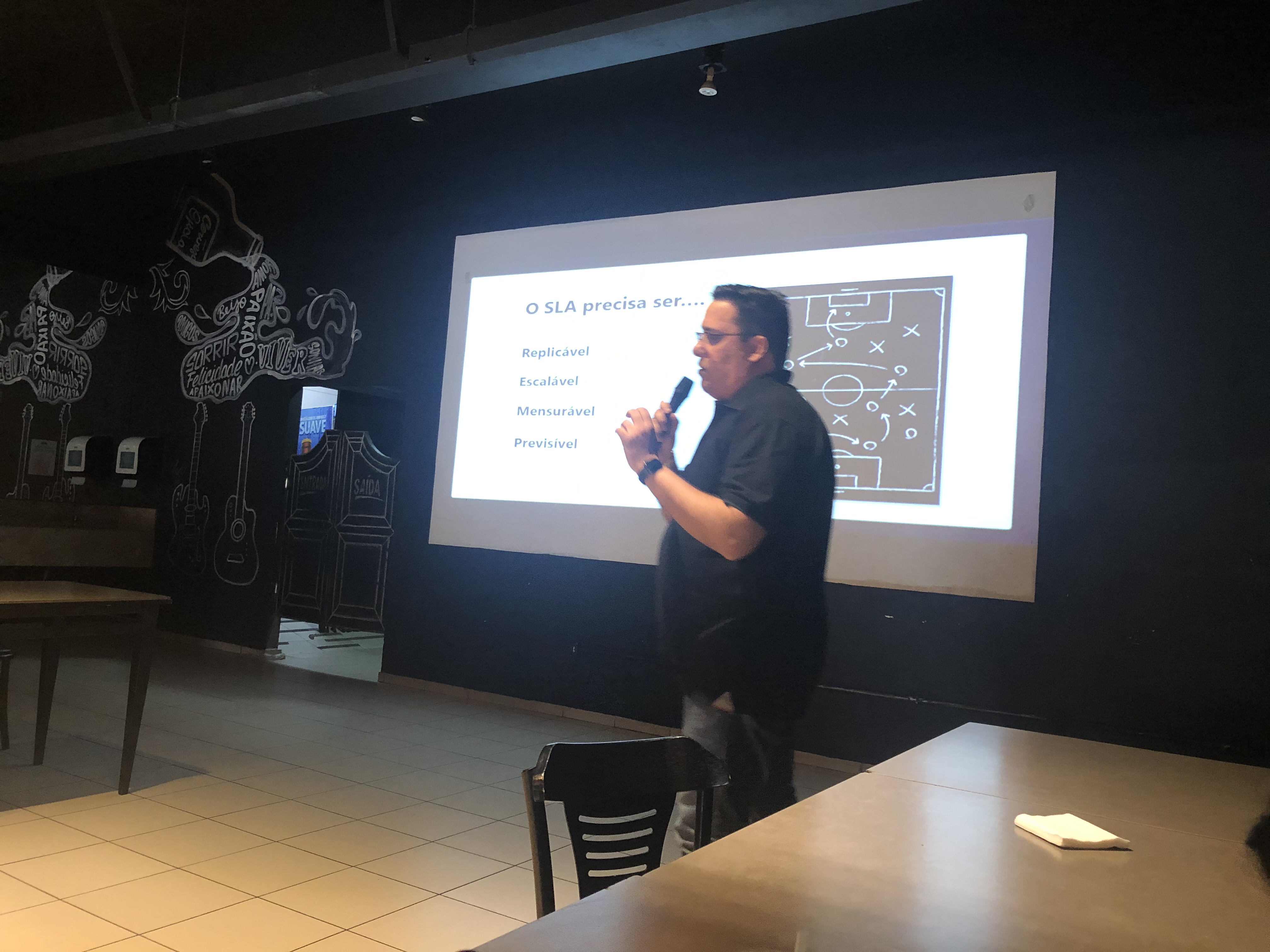 Reinaldo Valente em palestra sobre SLA e processos comerciais